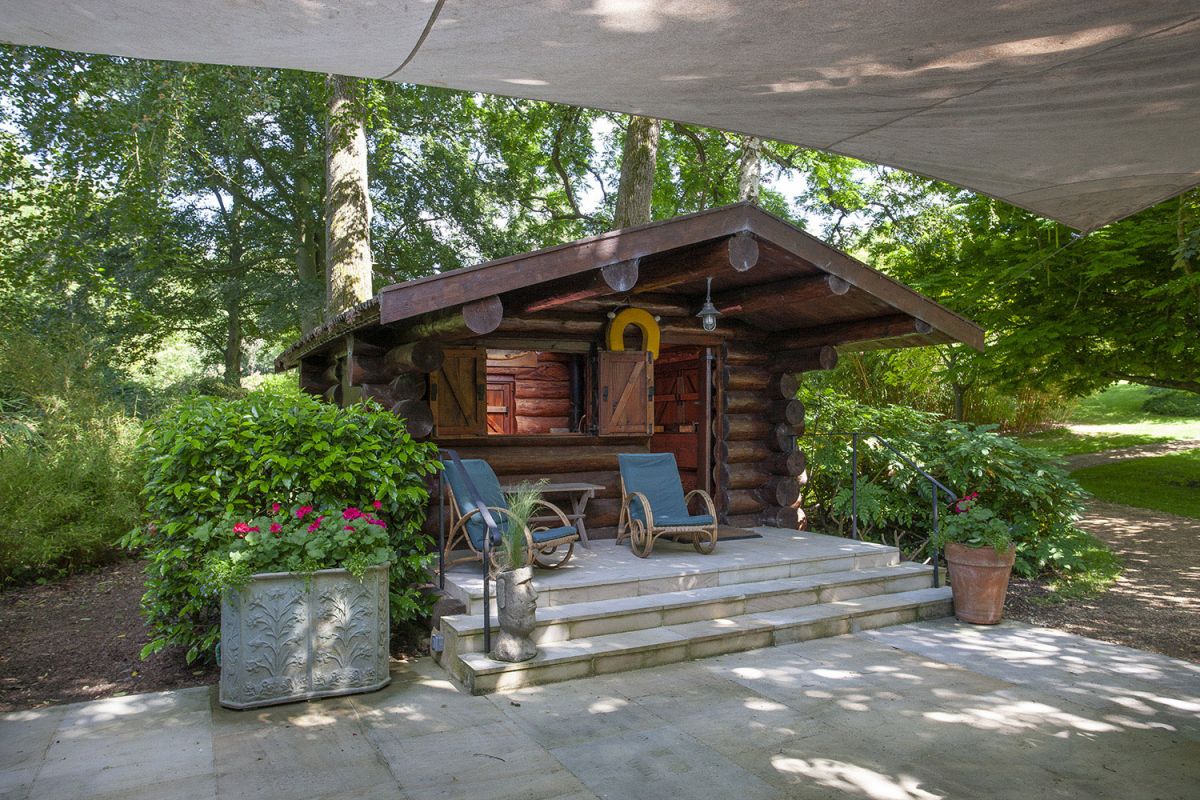 Log cabin overlooking the Bybrook